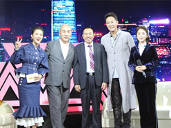 新望董事長(zhǎng)羅永輝與著名歌星劉尊老師、汪正正老師、郭津彤老師、主持人雅琪在北京電視臺(tái)錄制節(jié)目現(xiàn)場(chǎng)親切合影